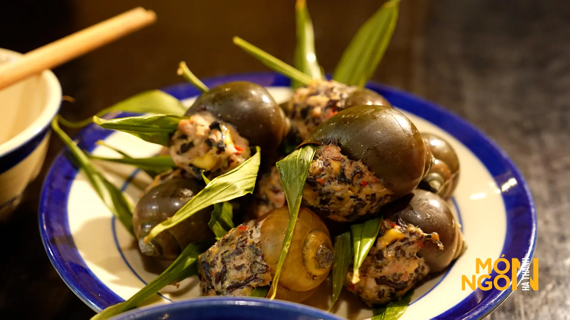 Ốc nhồi thịt hấp lá gừng